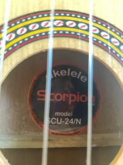 Ukelele Scorpion en buen estado - miniatura 3