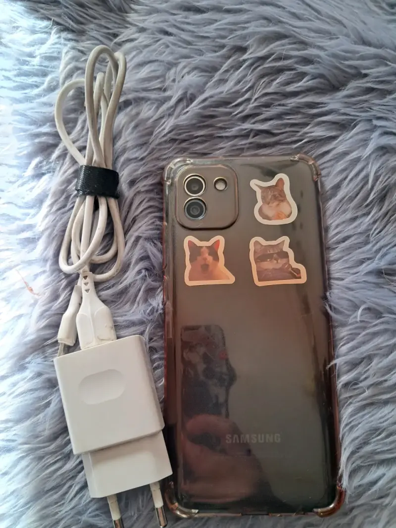 Galaxy a06 con cargador - 2