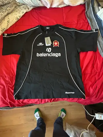 Polera negra Balenciaga con diseño - miniatura 1