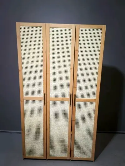 Closet de madera con puertas paneladas - miniatura 1