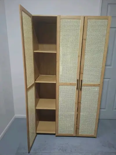 Closet de madera con puertas paneladas - miniatura 2