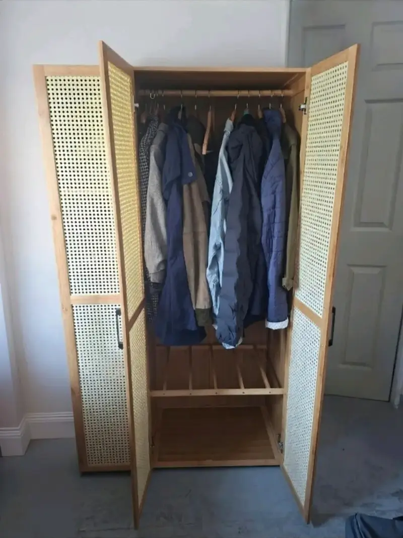 Closet de madera con puertas paneladas - 3