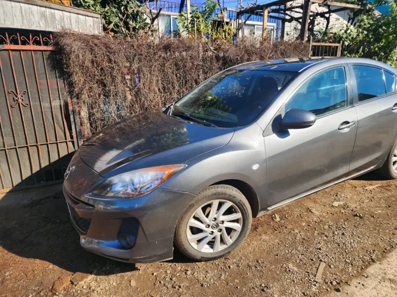 Auto Mazda color gris año 2014 - 2
