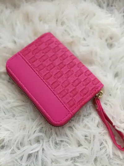 Billetera rosa con diseño texturizado - miniatura 1