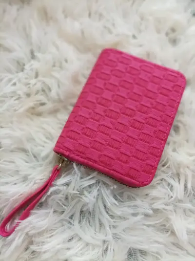 Billetera rosa con diseño texturizado - miniatura 2
