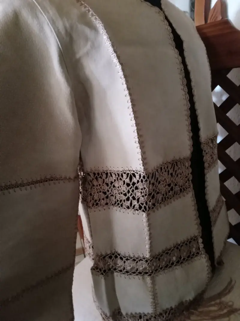 Cárdigan beige con flecos - 2