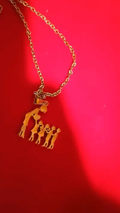 Collar dorado con colgante familiar - miniatura 1