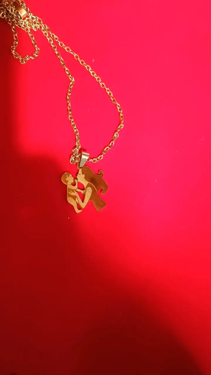 Collar dorado con colgante familiar - 2