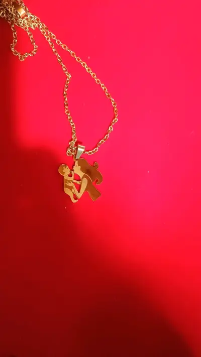 Collar dorado con colgante familiar - miniatura 2