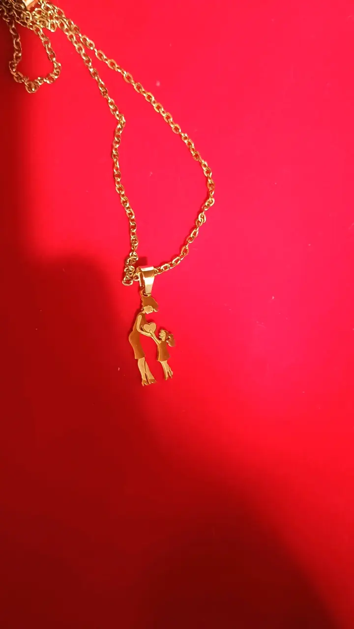 Collar dorado con colgante familiar - 3