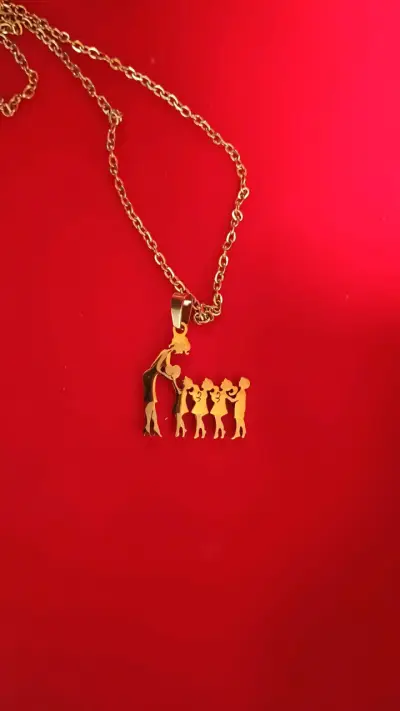 Collar dorado con colgante familiar - miniatura 4