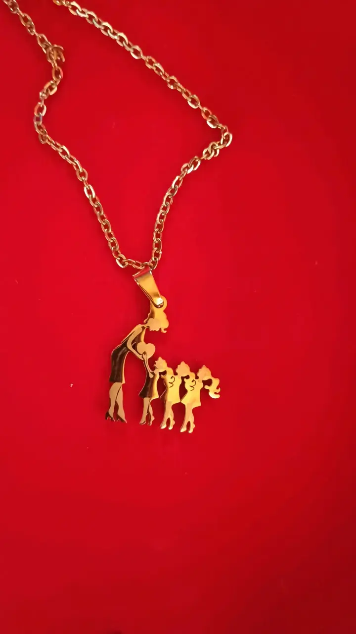 Collar dorado con colgante familiar - 5