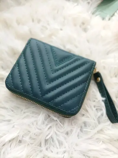 Billetera verde con diseño acolchado elegante - miniatura 1