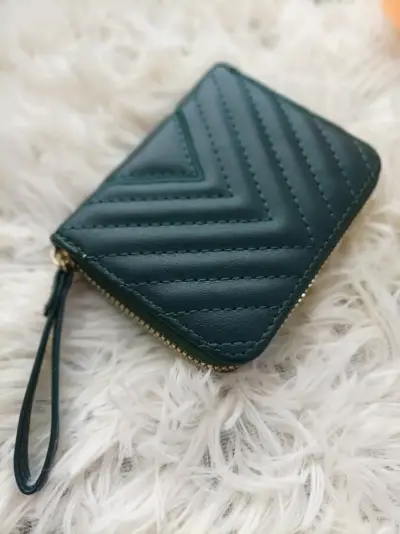 Billetera verde con diseño acolchado elegante - miniatura 2