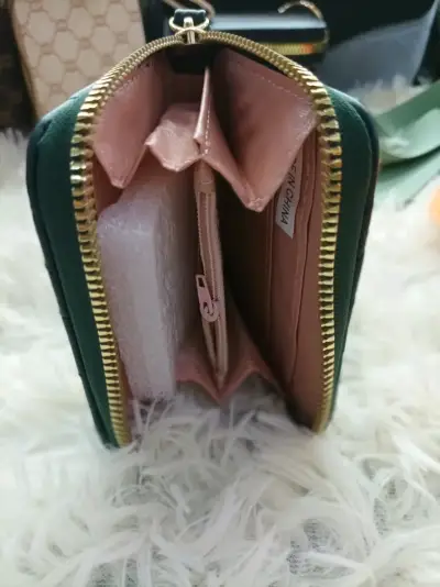 Billetera verde con diseño acolchado elegante - miniatura 3