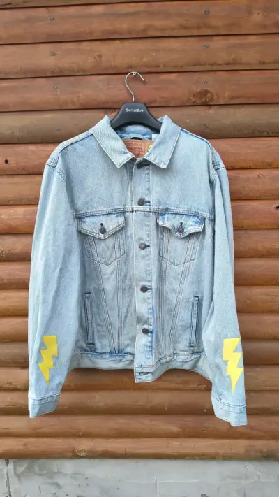 Chaqueta Levi's X Pokémon 25 Aniversario Pikachu - miniatura 3