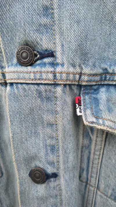 Chaqueta Levi's X Pokémon 25 Aniversario Pikachu - miniatura 4