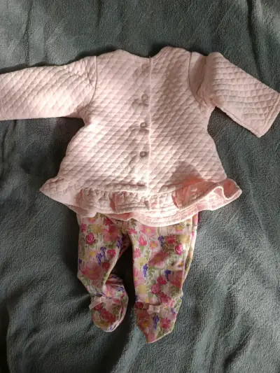 Conjunto de bebé rosado estampado - miniatura 2