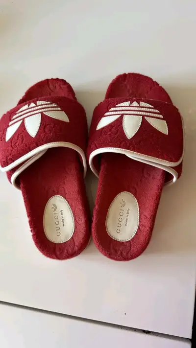 Sandalias rojas de diseñador - miniatura 1
