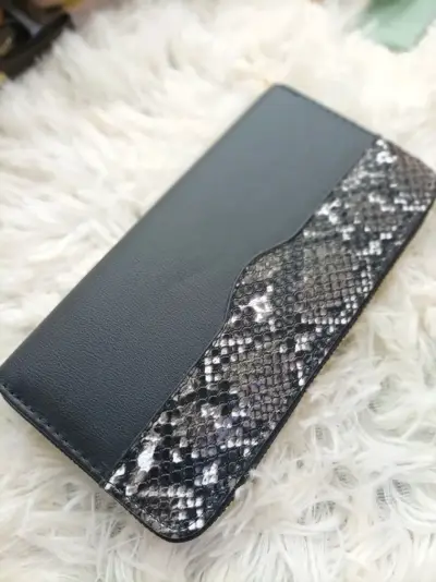 Cartera negra con diseño reptil - miniatura 1