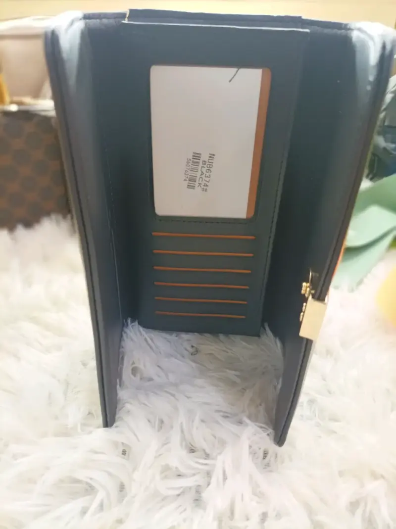 Cartera negra con diseño reptil - 2