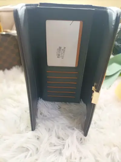 Cartera negra con diseño reptil - miniatura 2