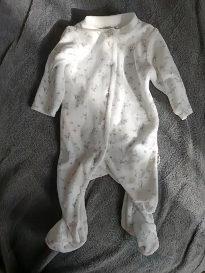 Pijama de bebé blanco con estampado - miniatura 1