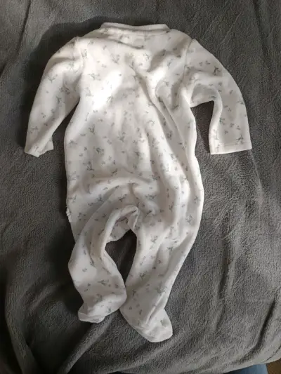 Pijama de bebé blanco con estampado - miniatura 2