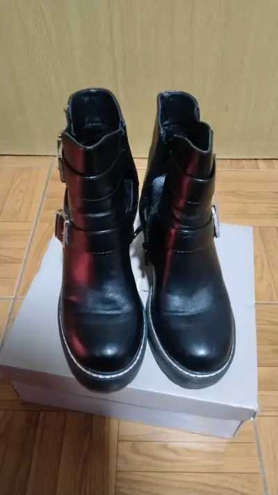 Botines negros con hebillas - miniatura 1