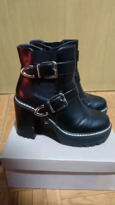 Botines negros con hebillas - miniatura 2