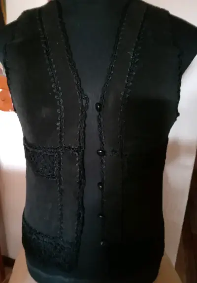 Chaleco negro de encaje - miniatura 1