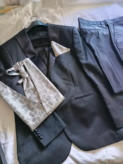 Traje formal para novio negro con corbata - miniatura 1