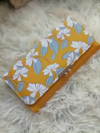 Cartera estampada amarillo floral - miniatura 1