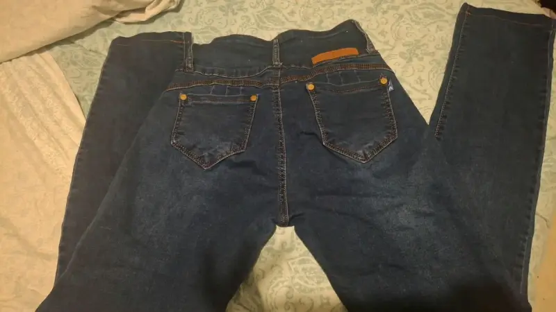 Jeans azul oscuro con detalles - 2