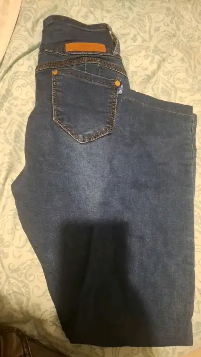 Jeans azul oscuro con detalles - miniatura 3