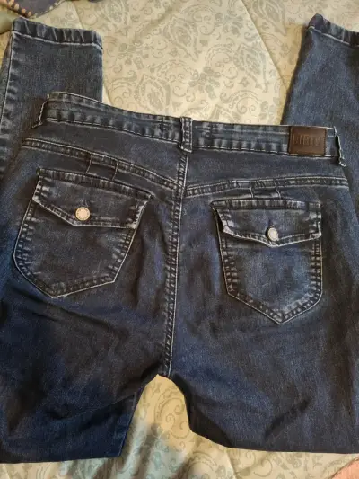 Jeans azul con etiqueta - miniatura 3