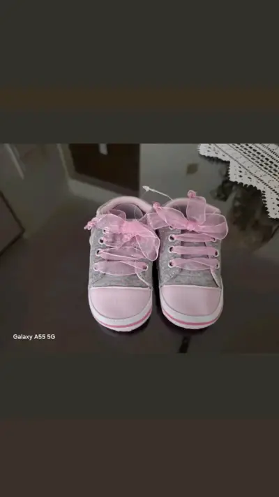 Zapatillas de bebé grises y rosadas - miniatura 1