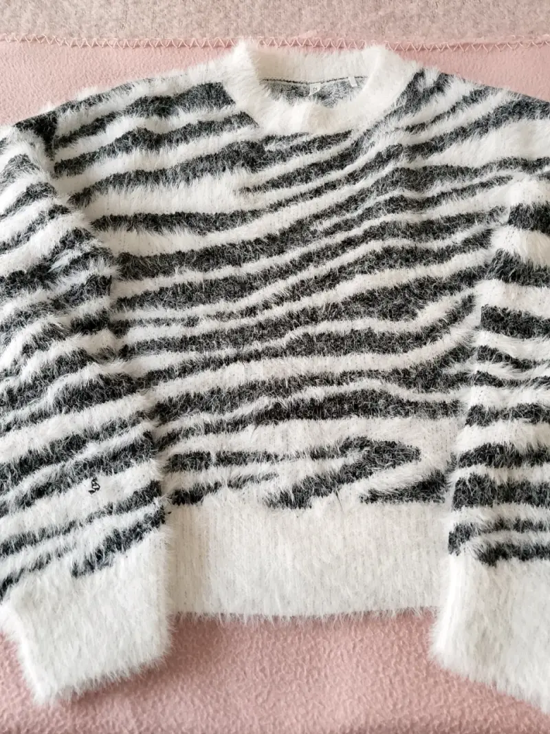 Suéter multicolor de lana y suéter blanco con negr - 3