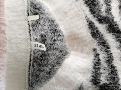 Suéter multicolor de lana y suéter blanco con negr - miniatura 4