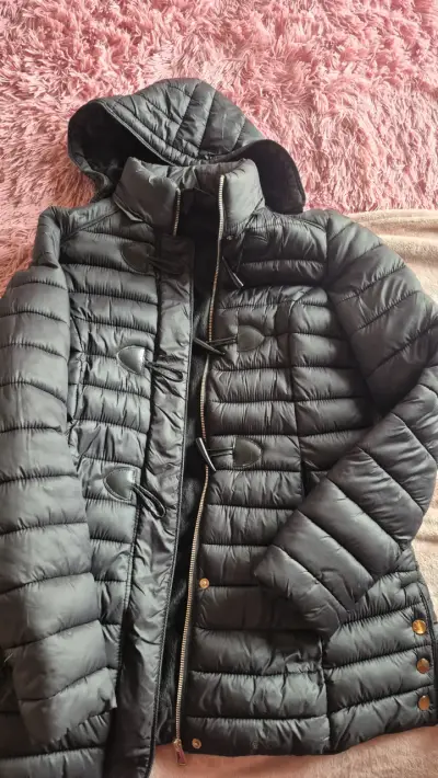 Chaqueta acolchada negra con gorro desmontable - miniatura 1