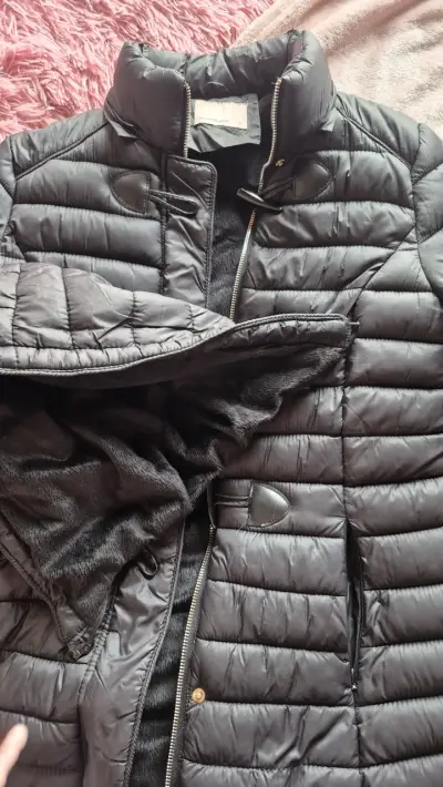 Chaqueta acolchada negra con gorro desmontable - miniatura 2