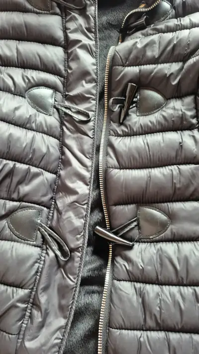 Chaqueta acolchada negra con gorro desmontable - miniatura 4