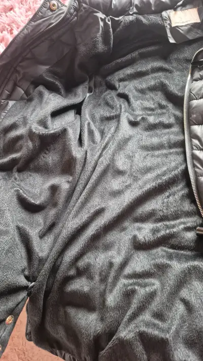 Chaqueta acolchada negra con gorro desmontable - miniatura 6