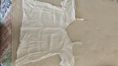 Blusa blanca con encaje - miniatura 1