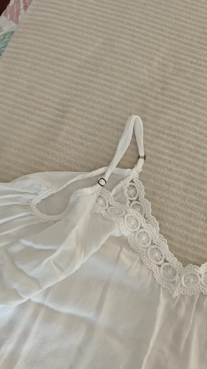 Blusa blanca con encaje - 2