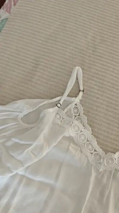 Blusa blanca con encaje - miniatura 2