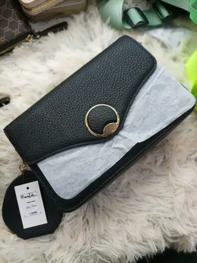 Cartera negra con cierre dorado elegante - miniatura 1