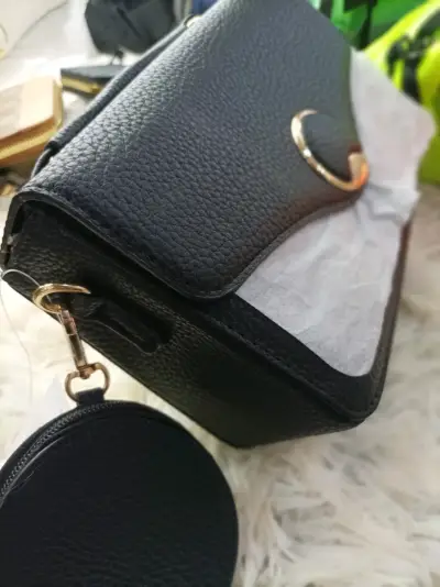 Cartera negra con cierre dorado elegante - miniatura 2