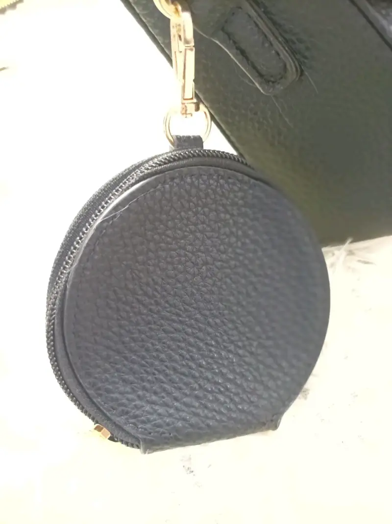 Cartera negra con cierre dorado elegante - 3