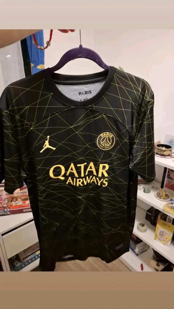 Camiseta PSG negra y dorada - 2